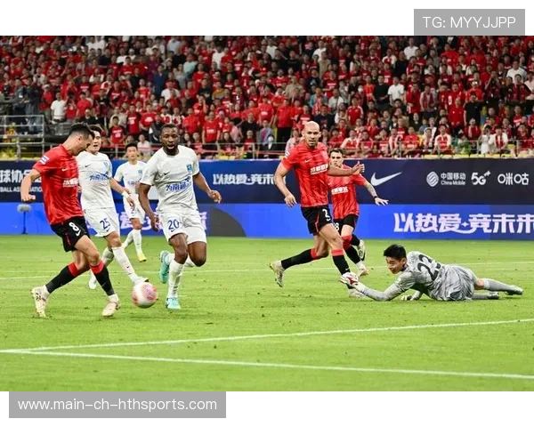 足球边路渗透战术让对手防线崩裂